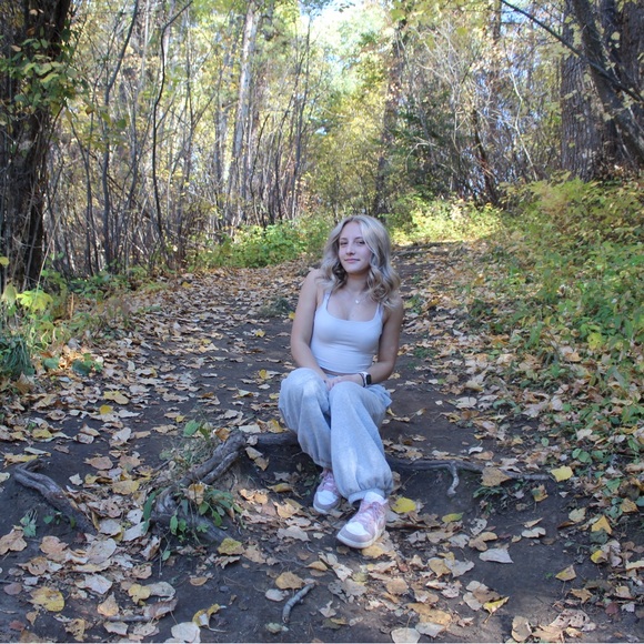 Meet your Posher, Aeris - Picture 2 of 2